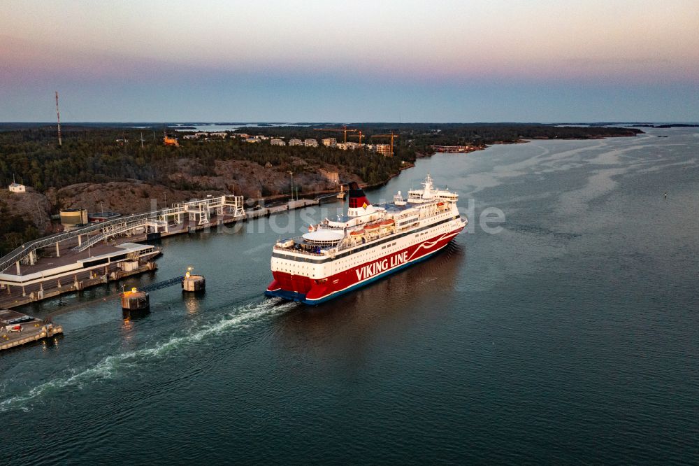 Mariehamn aus der Vogelperspektive: Fahrt eines Fähr- Schiffes Gabriella in Mariehamn in Mariehamns stad, Aland