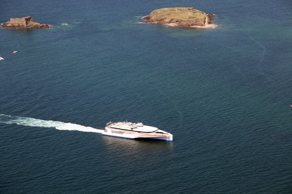 Luftbild Saint-Malo - Fahrt eines Fähr- Schiffes vor dem Hafen von Saint-Malo in Bretagne, Frankreich