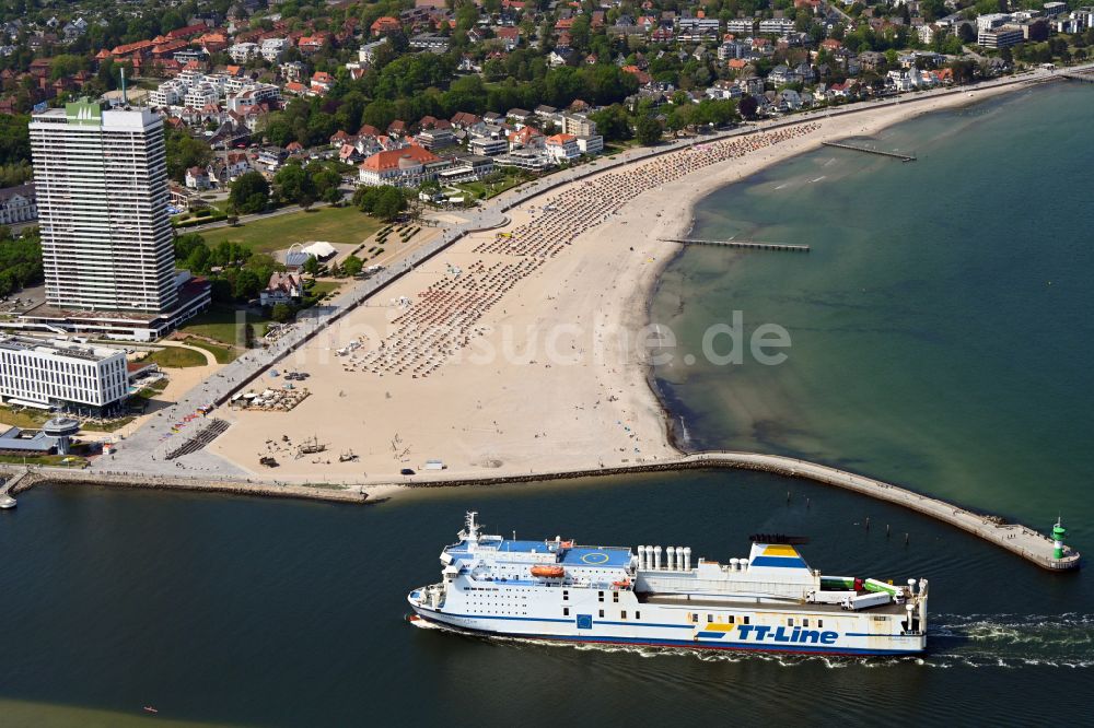 Luftbild Lübeck - Fahrt des Fähr- Schiffes Huckleberry Finn der TT-Line GmbH & Co KG an der Nordermole Travemünde in Lübeck im Bundesland Schleswig-Holstein, Deutschland