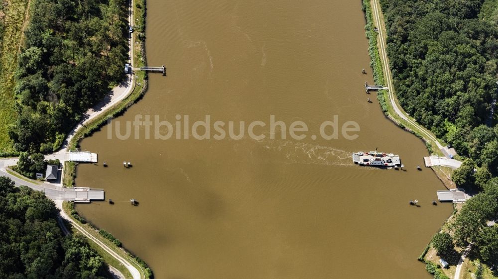 Luftaufnahme Burg (Dithmarschen) - Fahrt eines Fähr- Schiffes der Kanalfähre Burg über den Nord-Ostsee-Kanal in Burg (Dithmarschen) im Bundesland Schleswig-Holstein, Deutschland