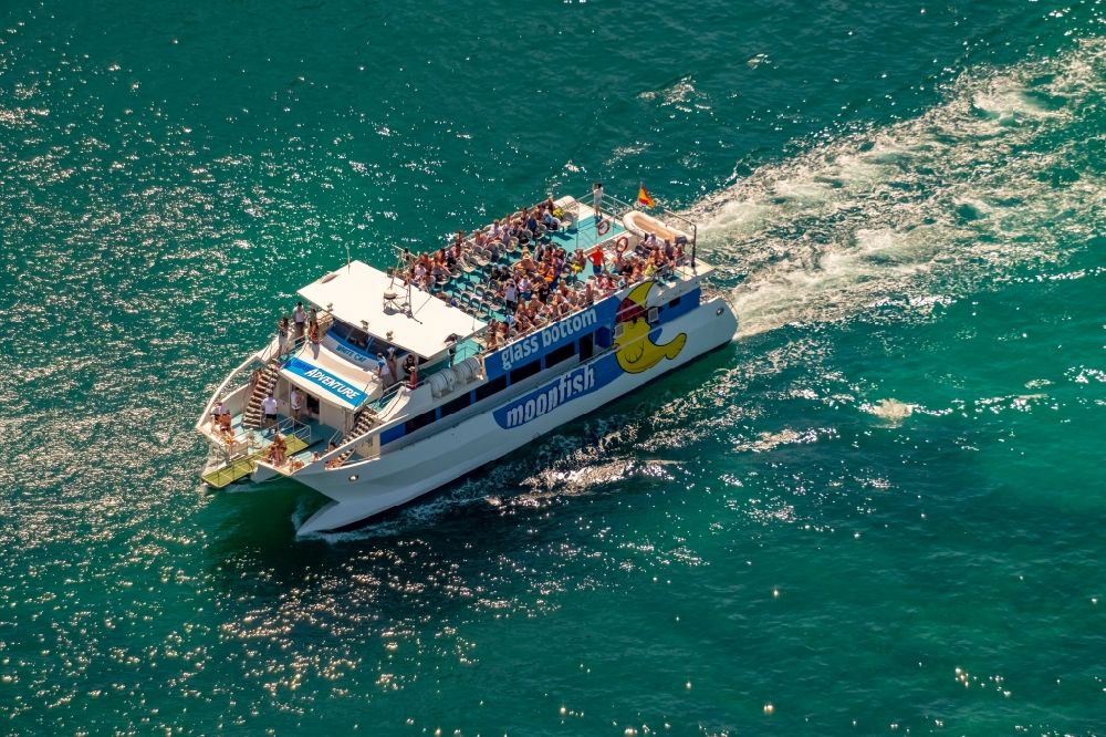 Luftbild Porto Cristo - Fahrt eines Fähr- Schiffes des Katamaran mit Glasboden moonfish in Porto Cristo in Balearische Inseln, Spanien