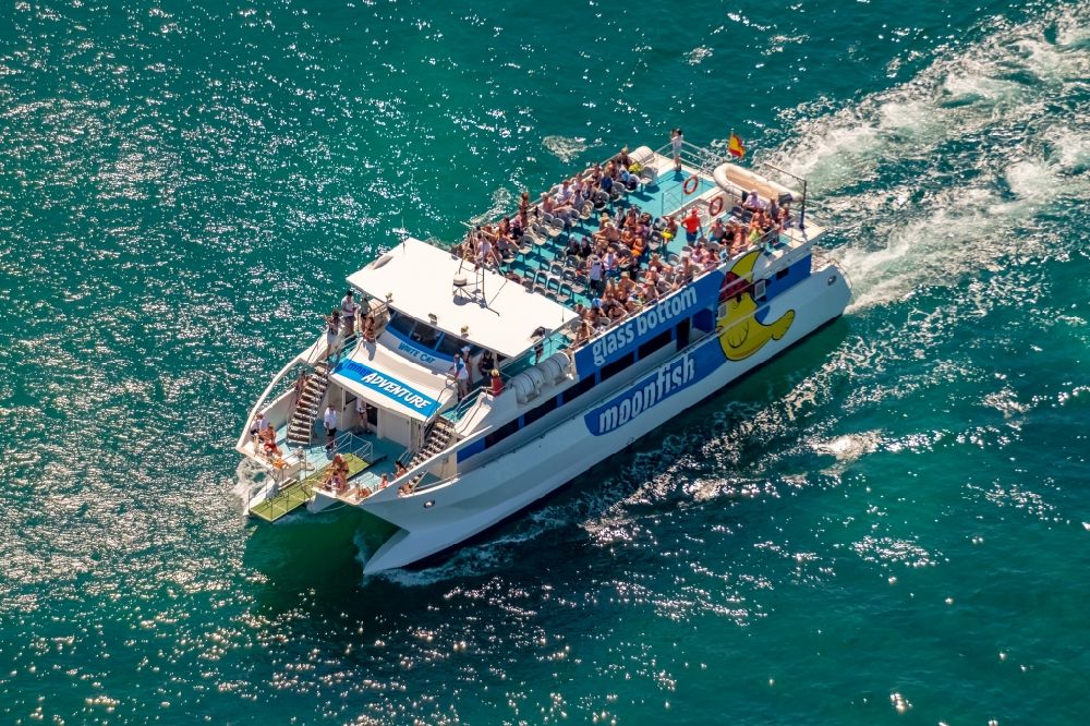 Porto Cristo von oben - Fahrt eines Fähr- Schiffes des Katamaran mit Glasboden moonfish in Porto Cristo in Balearische Inseln, Spanien