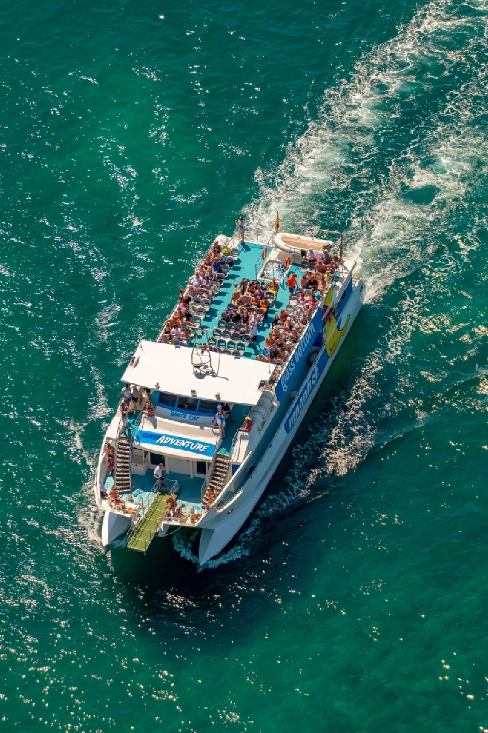 Porto Cristo aus der Vogelperspektive: Fahrt eines Fähr- Schiffes des Katamaran mit Glasboden moonfish in Porto Cristo in Balearische Inseln, Spanien