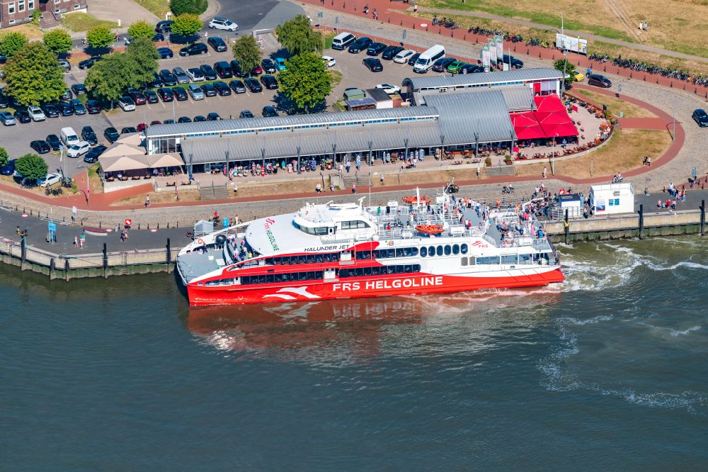 Luftbild Cuxhaven - Fahrt eines Fähr- Schiffes Katamaran Halunder Jet der FRS Reederei in Cuxhaven im Bundesland Niedersachsen, Deutschland