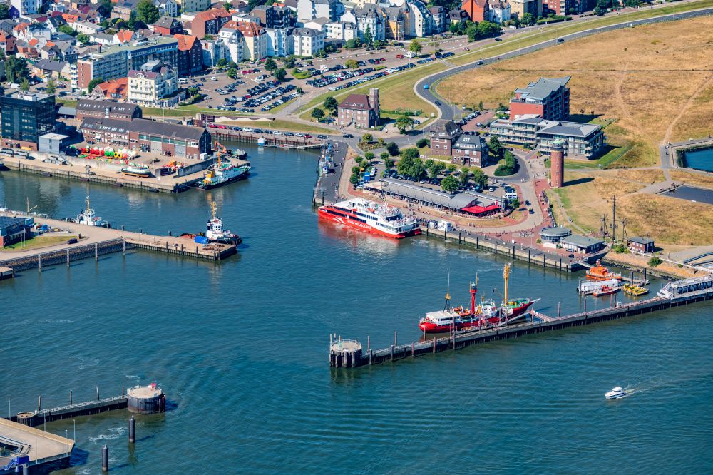 Luftaufnahme Cuxhaven - Fahrt eines Fähr- Schiffes Katamaran Halunder Jet der FRS Reederei in Cuxhaven im Bundesland Niedersachsen, Deutschland