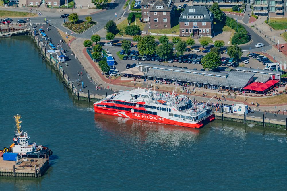 Cuxhaven aus der Vogelperspektive: Fahrt eines Fähr- Schiffes Katamaran Halunder Jet der FRS Reederei in Cuxhaven im Bundesland Niedersachsen, Deutschland