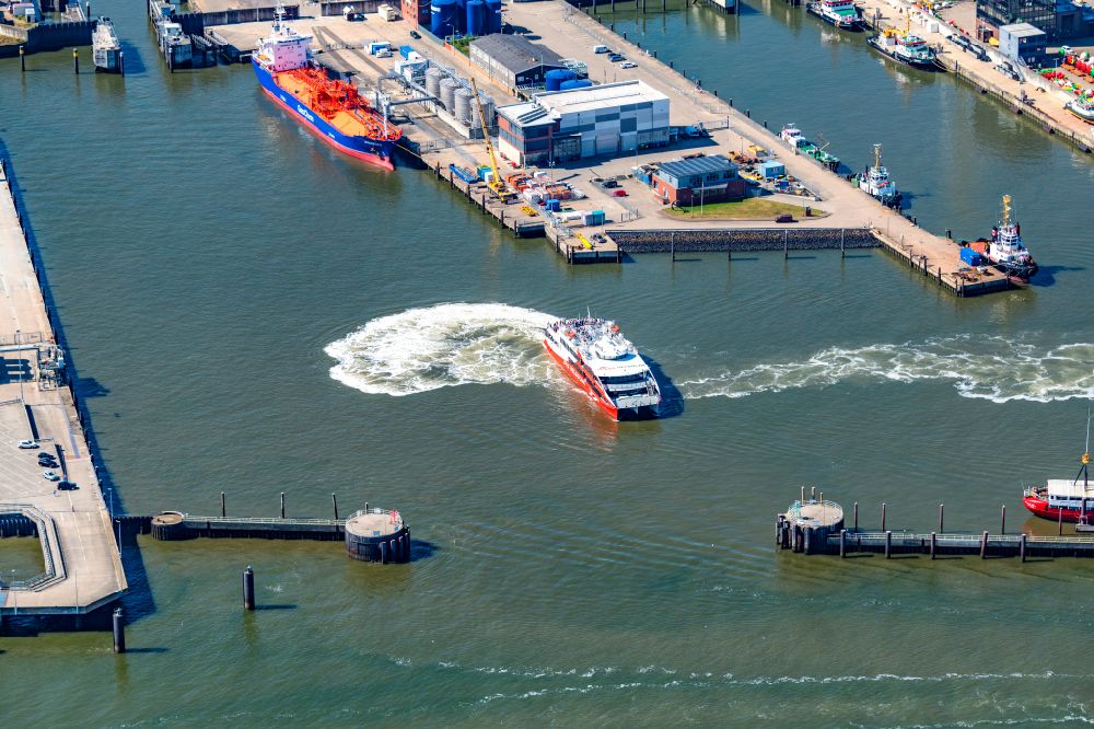 Cuxhaven von oben - Fahrt eines Fähr- Schiffes Katamaran Halunder Jet der FRS Reederei in Cuxhaven im Bundesland Niedersachsen, Deutschland