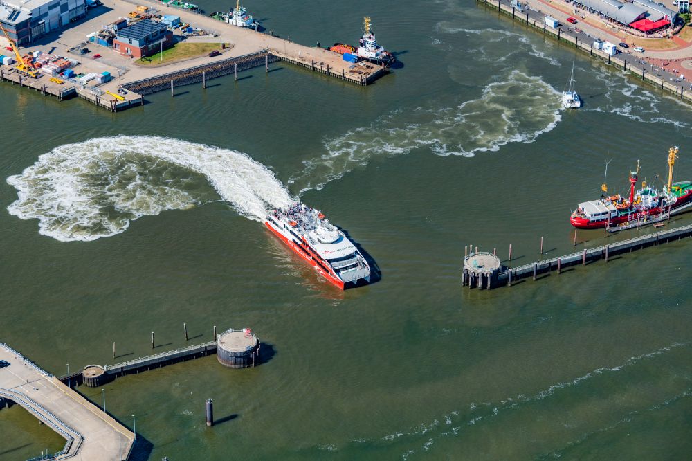 Cuxhaven aus der Vogelperspektive: Fahrt eines Fähr- Schiffes Katamaran Halunder Jet der FRS Reederei in Cuxhaven im Bundesland Niedersachsen, Deutschland