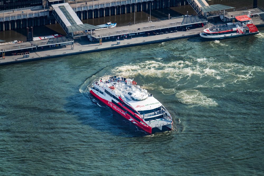 Hamburg von oben - Fahrt eines Fähr- Schiffes Katamaran Halunder Jet der FRS Reederei in Hamburg im Bundesland Niedersachsen, Deutschland
