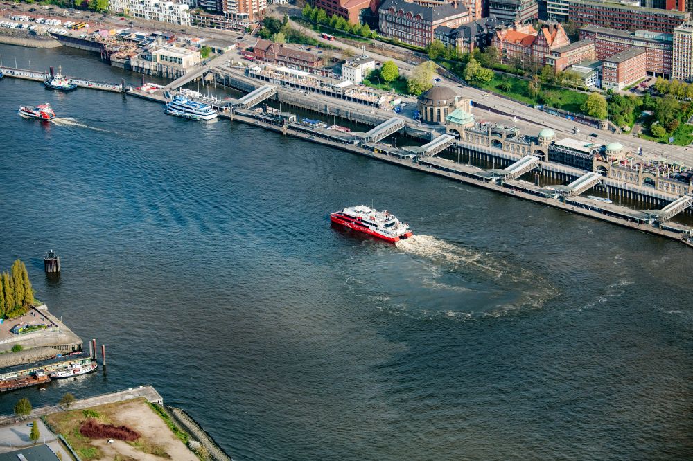 Hamburg von oben - Fahrt eines Fähr- Schiffes Katamaran Halunder Jet der FRS Reederei in Hamburg im Bundesland Niedersachsen, Deutschland