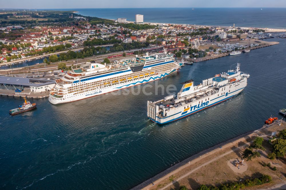 Luftaufnahme Rostock - Fahrt eines Fähr- Schiffes TT-Line Huckleberry Finn in Rostock im Bundesland Mecklenburg-Vorpommern, Deutschland