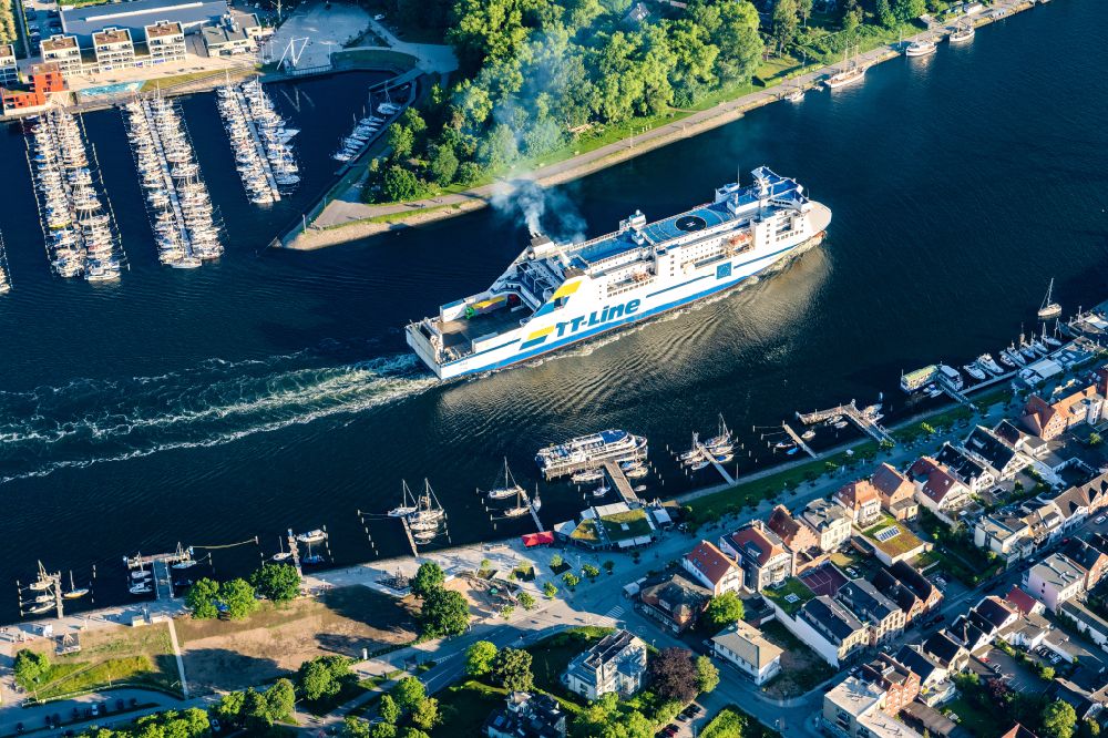 Luftaufnahme Lübeck - Fahrt eines Fähr- Schiffes der TT-Line auf der Trave in Travemünde im Bundesland Schleswig-Holstein, Deutschland