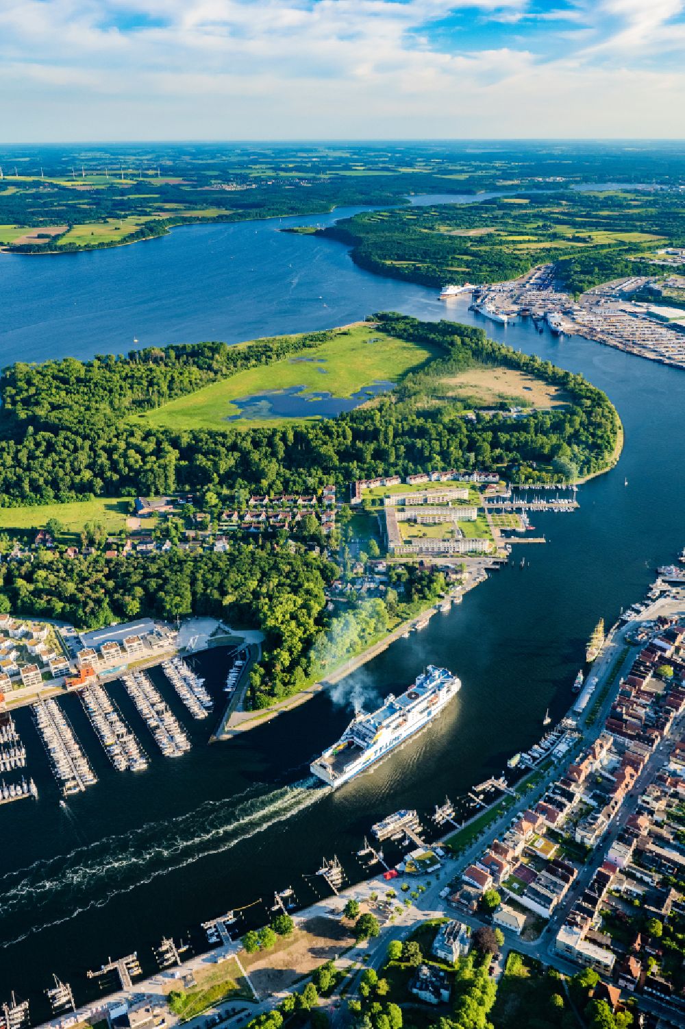 Lübeck von oben - Fahrt eines Fähr- Schiffes der TT-Line auf der Trave in Travemünde im Bundesland Schleswig-Holstein, Deutschland