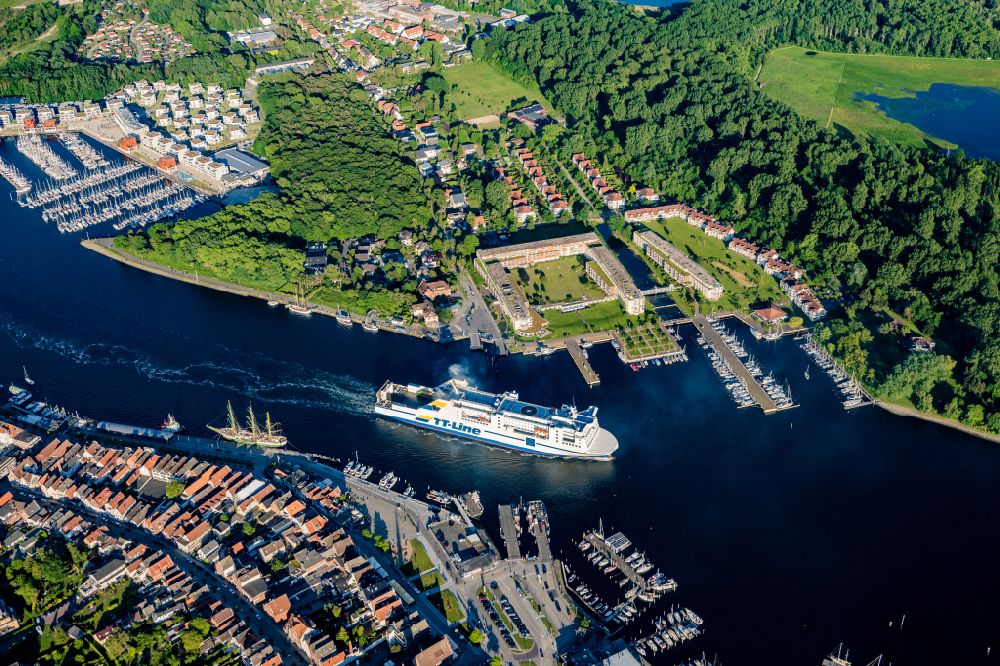 Lübeck aus der Vogelperspektive: Fahrt eines Fähr- Schiffes der TT-Line auf der Trave in Travemünde im Bundesland Schleswig-Holstein, Deutschland