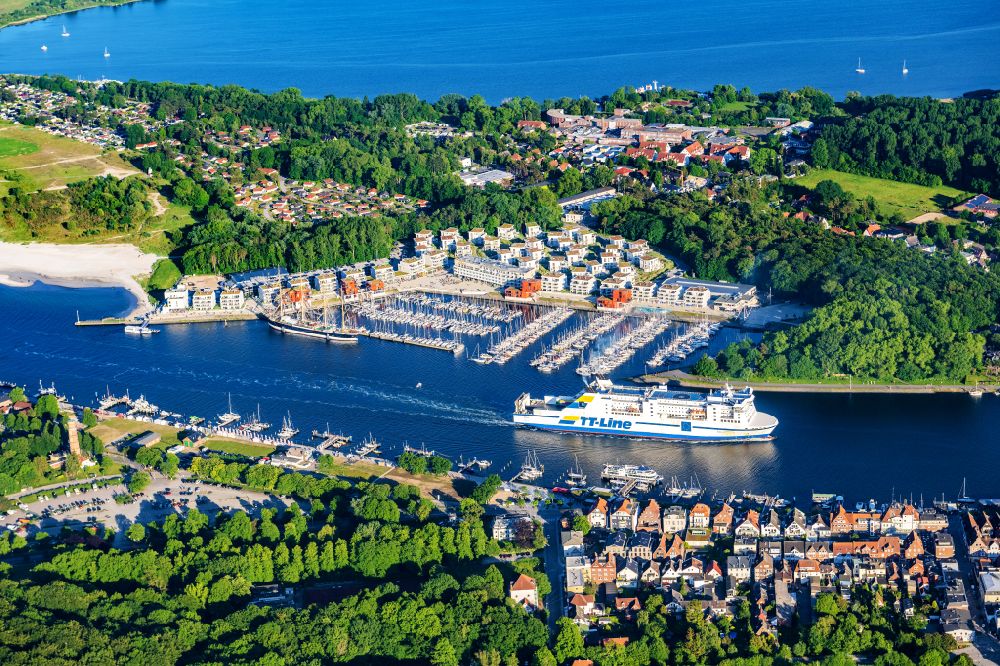Luftbild Lübeck - Fahrt eines Fähr- Schiffes der TT-Line auf der Trave in Travemünde im Bundesland Schleswig-Holstein, Deutschland