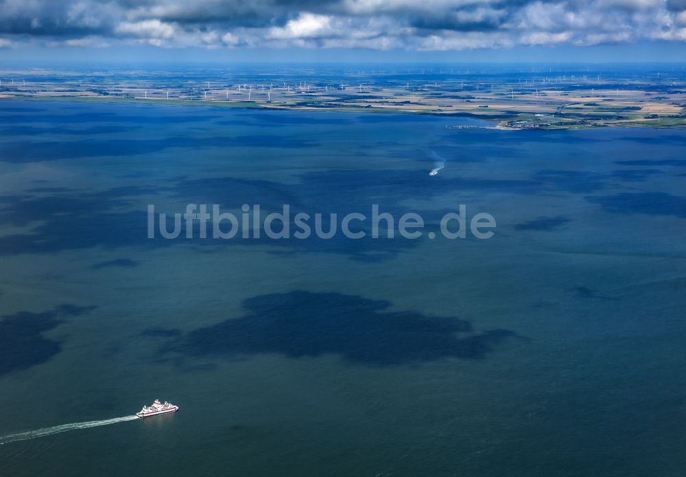 Luftbild Dagebüll - Fahrt eines Fähr- Schiffes im nordfriesischen Wattenmeer in Dagebüll im Bundesland Schleswig-Holstein, Deutschland