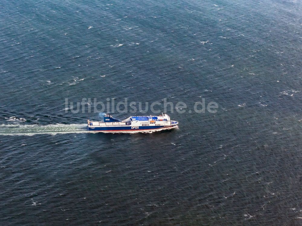 Strande aus der Vogelperspektive: Fahrt eines Fähr- Schiffes auf der Ostsee in Strande im Bundesland Schleswig-Holstein, Deutschland