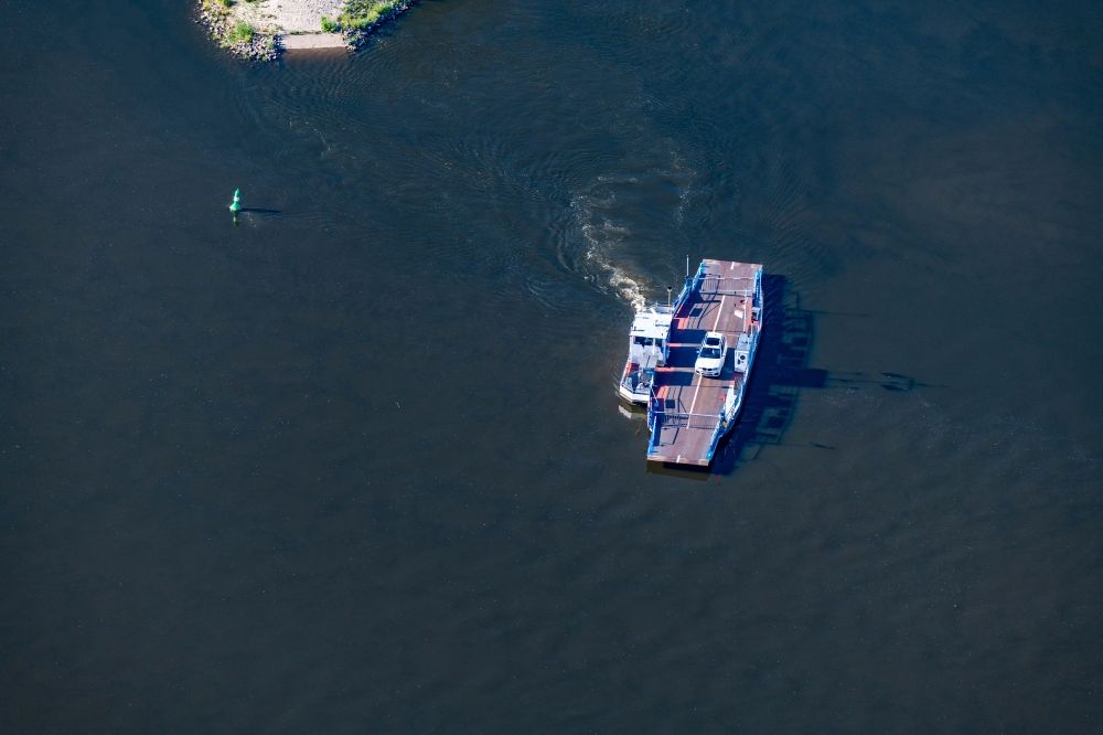 Luftbild Pevestorf - Fahrt des Fähr- Schiffes Prignitz in Pevestorf auf der Elbe im Bundesland Niedersachsen, Deutschland