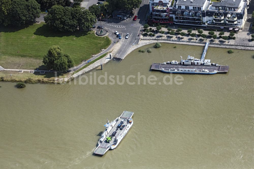 Luftbild Königswinter - Fahrt eines Fähr- Schiffes auf dem Rhein in Königswinter im Bundesland Nordrhein-Westfalen, Deutschland