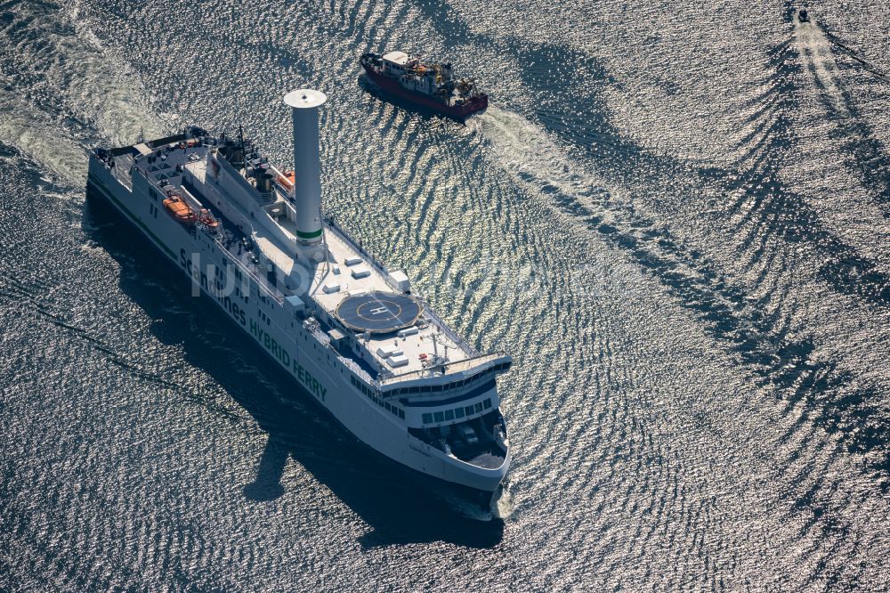 Rostock von oben - Fahrt eines Fähr- Schiffes der Scandlines HYBRID FERRY in Rostock im Bundesland Mecklenburg-Vorpommern, Deutschland