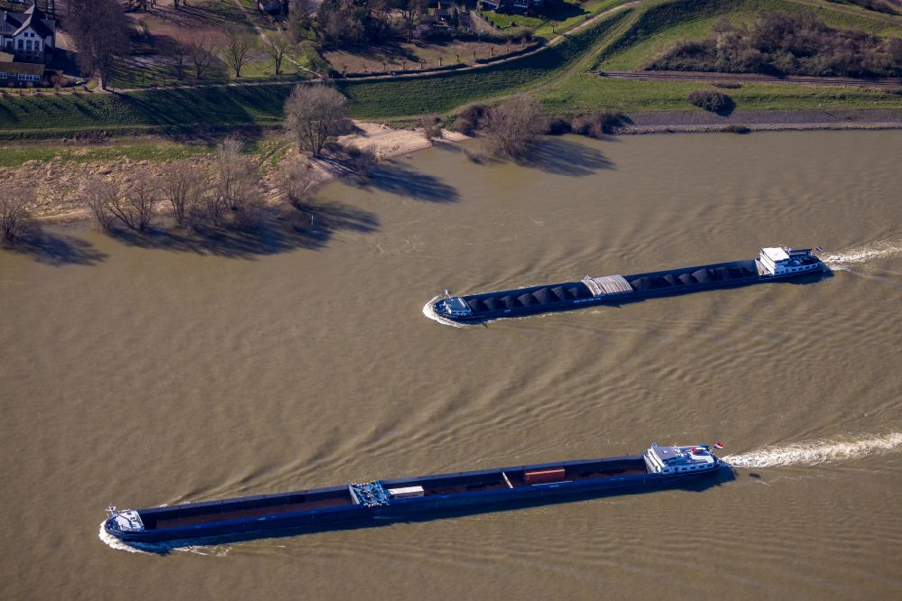 Orsoy von oben - Fahrt eines Fähr- Schiffes und eines Schüttgutfrachters auf dem Rhein in Orsoy im Bundesland Nordrhein-Westfalen, Deutschland