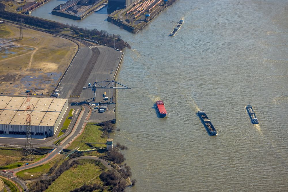Luftaufnahme Orsoy - Fahrt eines Fähr- Schiffes und eines Schüttgutfrachters auf dem Rhein in Orsoy im Bundesland Nordrhein-Westfalen, Deutschland