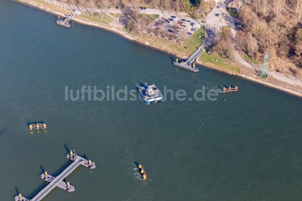 Luftaufnahme Plittersdorf - Fahrt eines Fähr- Schiffes Solar-Rheinfähre in Plittersdorf im Bundesland Baden-Württemberg, Deutschland