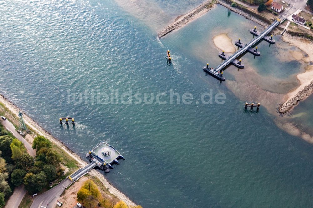 Seltz aus der Vogelperspektive: Fahrt eines Fähr- Schiffes Solar-Rheinfähre in Plittersdorf im Bundesland Baden-Württemberg, Deutschland