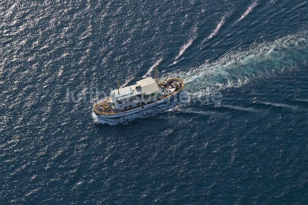 Luftaufnahme Pula - Fahrt eines Fähr- Schiffes auf der Wasseroberfläche des Adriatisches Meer in Pula in Istrien - Istarska zupanija, Kroatien