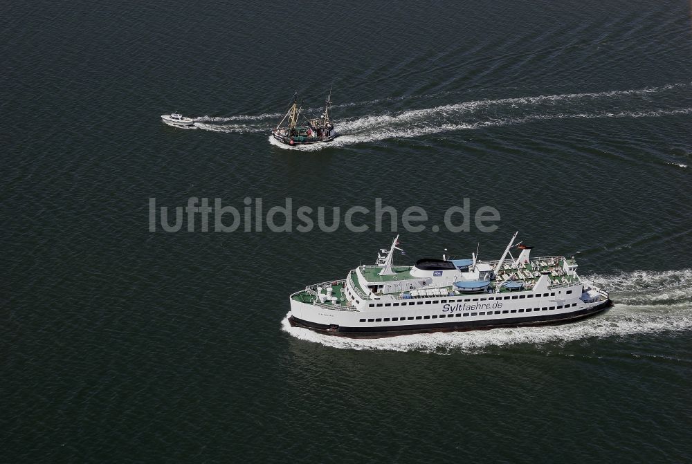 Havneby aus der Vogelperspektive: Fahrt eines Fähr- Schiffes im Wattenmeer in Havneby in Syddanmark, Dänemark