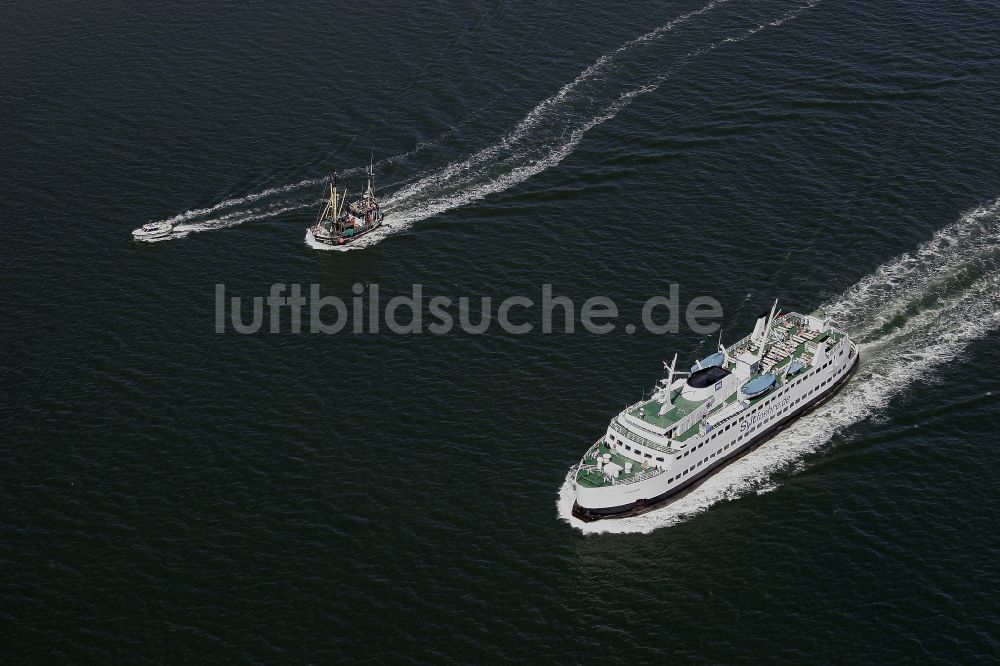 Luftbild Havneby - Fahrt eines Fähr- Schiffes im Wattenmeer in Havneby in Syddanmark, Dänemark