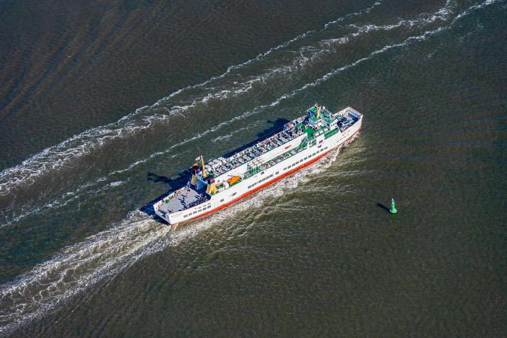 Luftbild Borkum - Fahrt eines Fähr- Schiffes MS Westfalen in Borkum im Bundesland Niedersachsen, Deutschland