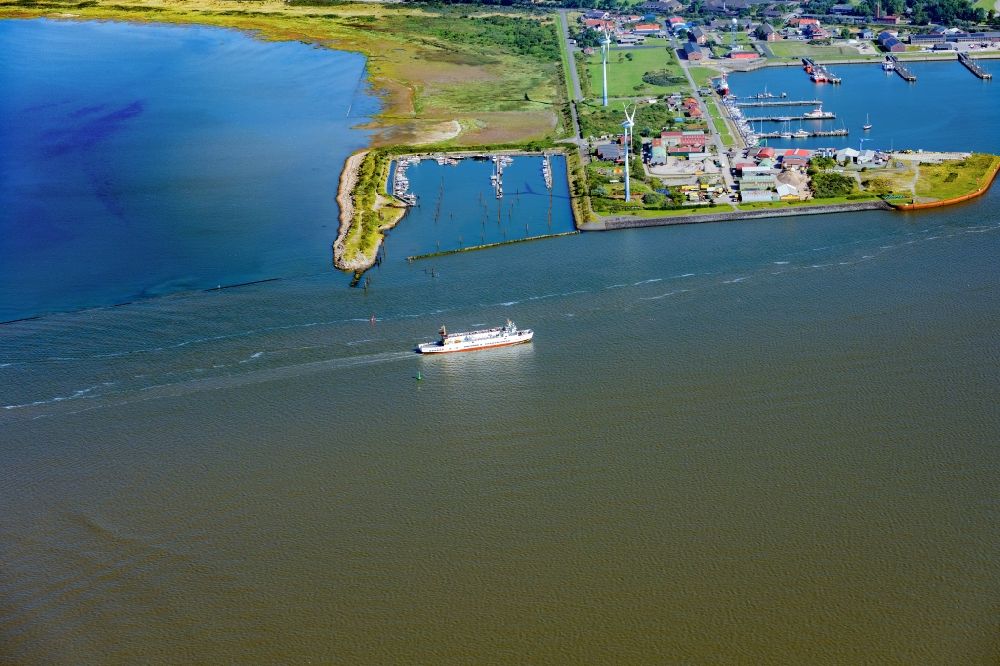 Luftbild Borkum - Fahrt eines Fähr- Schiffes MS Westfalen in Borkum im Bundesland Niedersachsen, Deutschland