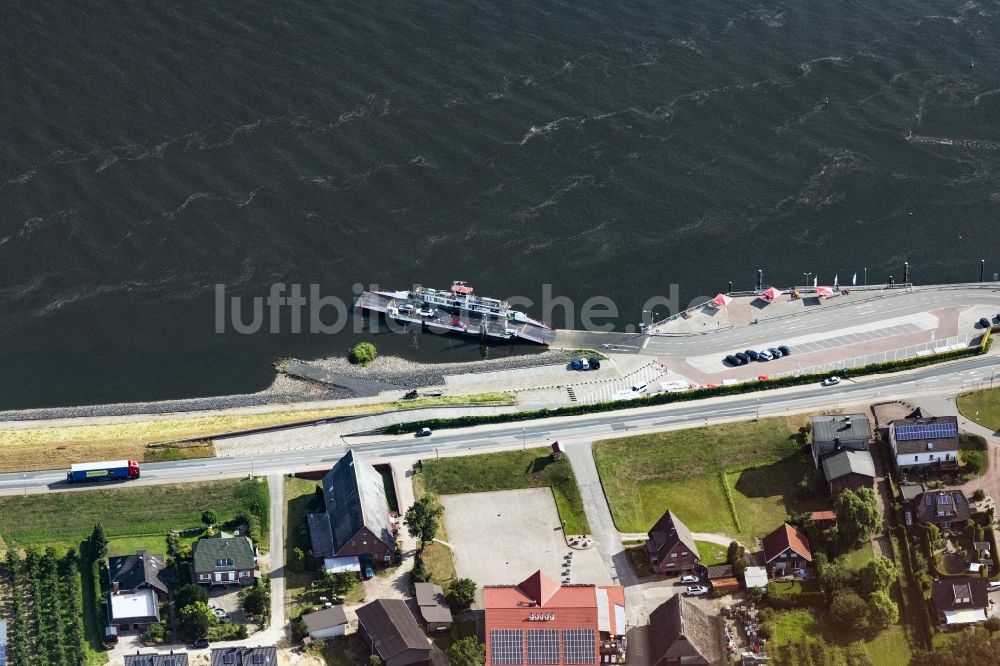 Luftaufnahme Winsen (Luhe) - Fahrt eines Fähr- Schiffes Zollenspieker Fähre in Winsen (Luhe) im Bundesland Niedersachsen, Deutschland