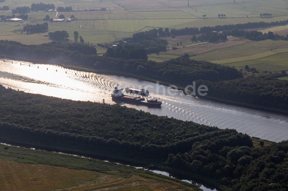 Luftaufnahme Kudensee - Fahrt von Frachtschiffen im Nord-Ostsee-Kanal in Kudensee im Bundesland Schleswig-Holstein, Deutschland