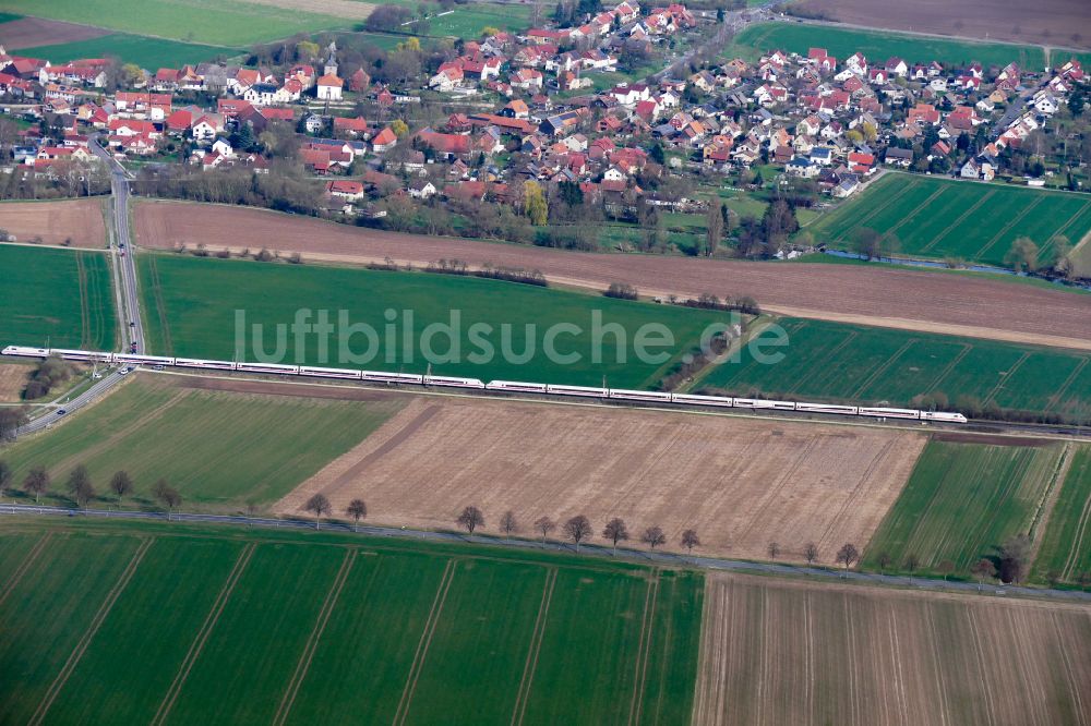 Luftbild Friedland - Fahrt eines ICE Zuges auf der Gleis- Strecke in Friedland im Bundesland Niedersachsen, Deutschland