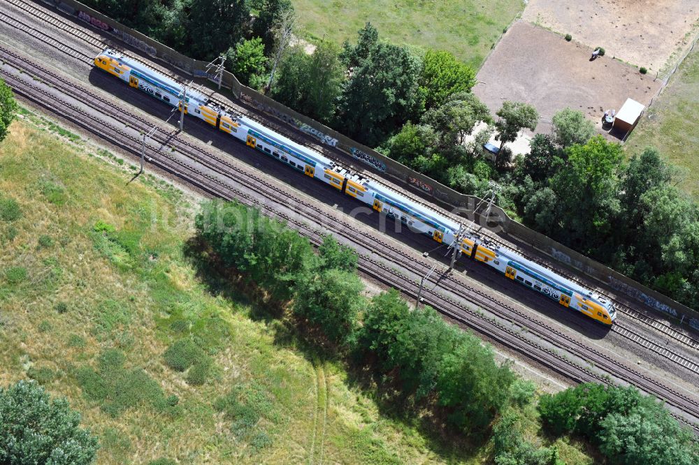 Luftaufnahme Dallgow-Döberitz - Fahrt eines ODEG- Zuges auf der Gleis- Strecke in Dallgow-Döberitz im Bundesland Brandenburg, Deutschland