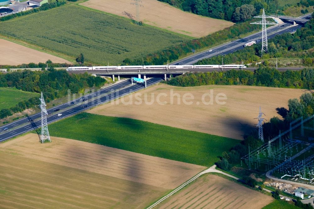 Luftaufnahme Mengershausen - Fahrt eines Zuges auf der Gleis- Strecke über der Autobahn BAB A7 in Mengershausen im Bundesland Niedersachsen, Deutschland