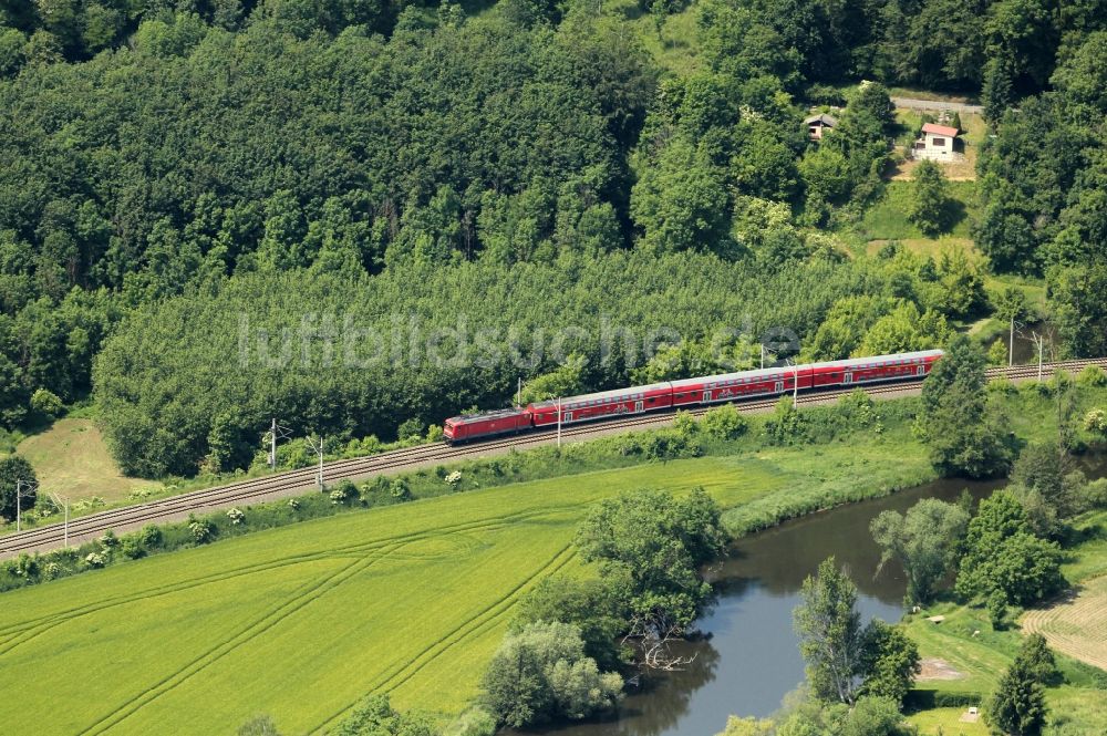 Luftbild Wichmar - Fahrt eines Zuges auf der Gleis- Strecke entlang der Saale im Ortsteil Würchhausen in Wichmar im Bundesland Thüringen, Deutschland