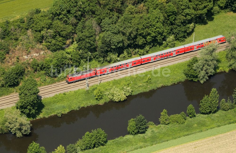 Wichmar von oben - Fahrt eines Zuges auf der Gleis- Strecke entlang der Saale im Ortsteil Würchhausen in Wichmar im Bundesland Thüringen, Deutschland