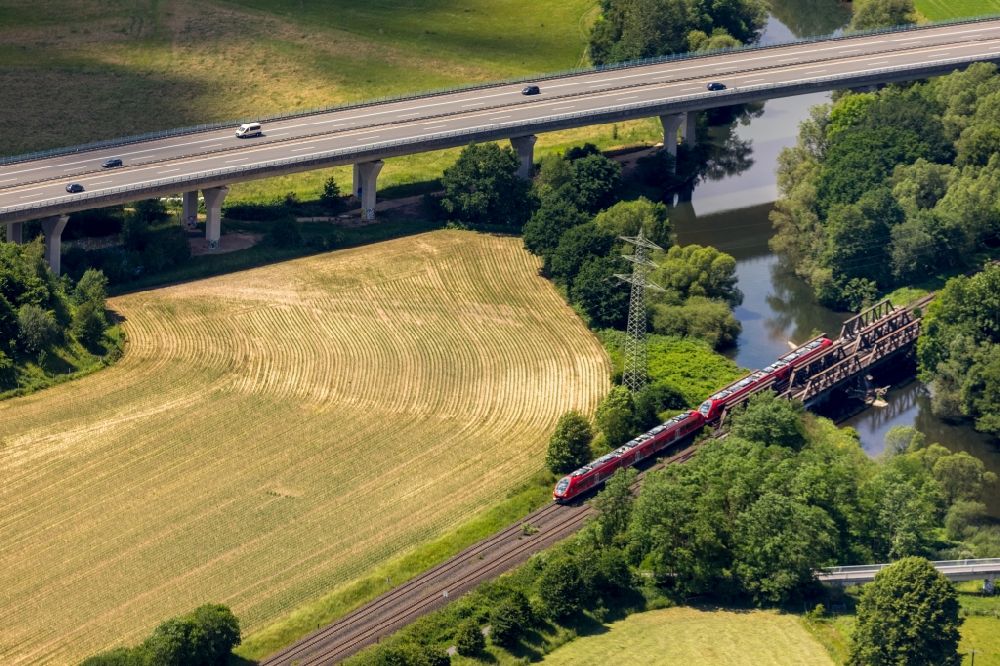 Luftaufnahme Arnsberg - Fahrt eines Zuges auf der Gleis- Strecke des Regional Express im Ortsteil Rumbeck in Arnsberg im Bundesland Nordrhein-Westfalen, Deutschland