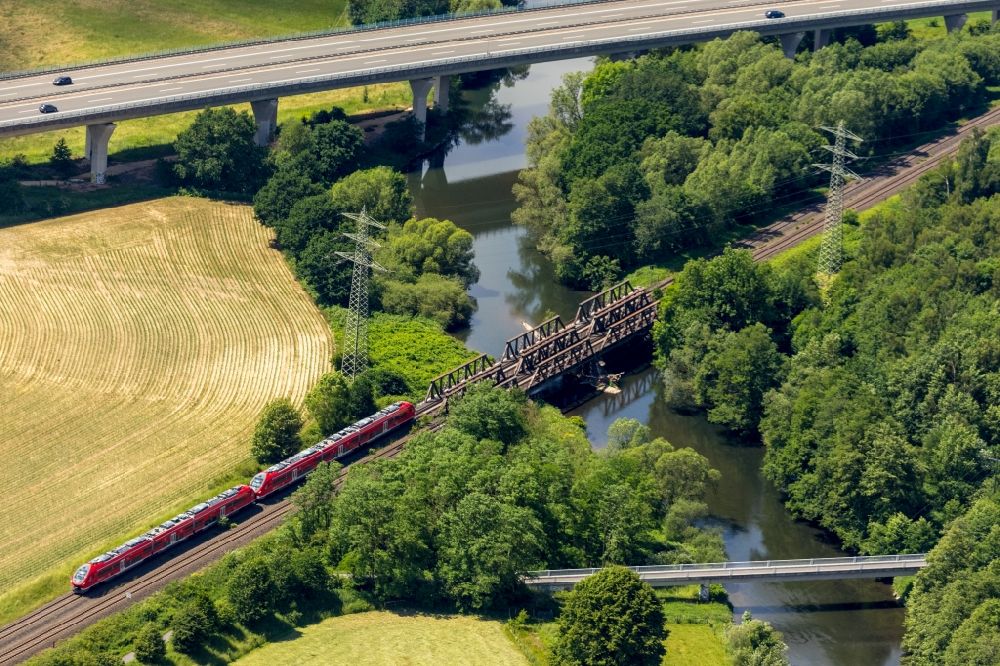 Luftbild Arnsberg - Fahrt eines Zuges auf der Gleis- Strecke des Regional Express im Ortsteil Rumbeck in Arnsberg im Bundesland Nordrhein-Westfalen, Deutschland
