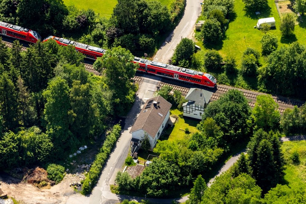 Arnsberg von oben - Fahrt eines Zuges auf der Gleis- Strecke des Regional Express im Ortsteil Rumbeck in Arnsberg im Bundesland Nordrhein-Westfalen, Deutschland