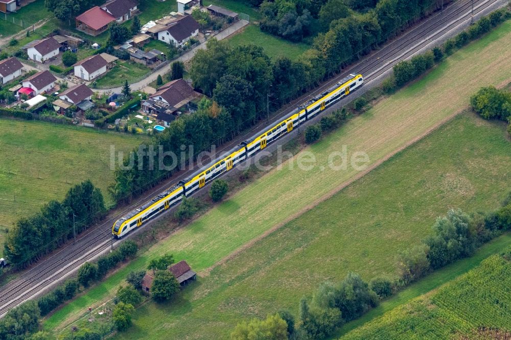 Teningen aus der Vogelperspektive: Fahrt eines Zuges auf der Gleis- Strecke Rheintalbahn in Teningen im Bundesland Baden-Württemberg, Deutschland