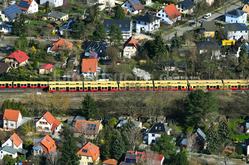 Luftaufnahme Berlin - Fahrt zweier S-Bahn-Züge auf der Gleis- Strecke im Ortsteil Mahlsdorf in Berlin, Deutschland