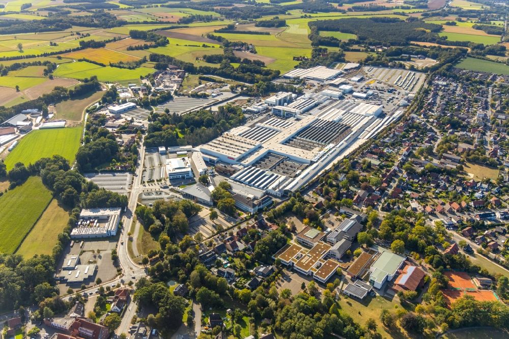 Luftaufnahme Harsewinkel - Fahrzeugbau- Werksgelände der CLAAS KGaA mbH am Mühlenwinkel in Harsewinkel im Bundesland Nordrhein-Westfalen, Deutschland