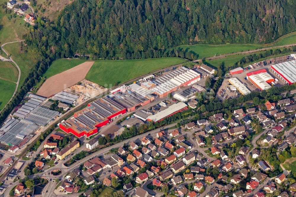 Luftaufnahme Oppenau - Fahrzeugbau- Werksgelände der DOLL Fahrzeugbau GmbH in Oppenau im Bundesland Baden-Württemberg, Deutschland
