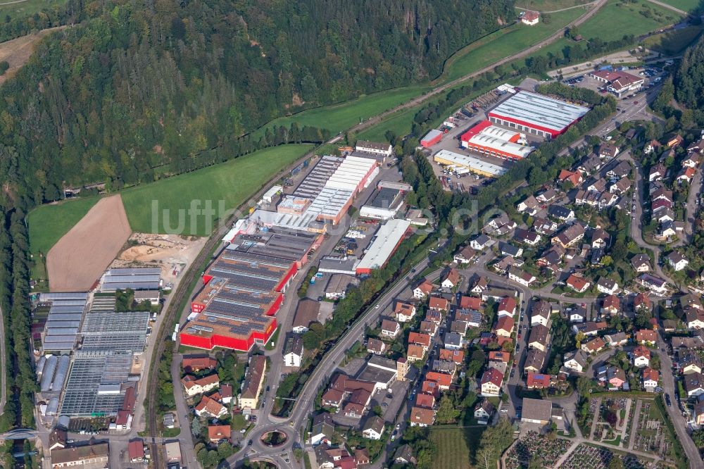 Oppenau aus der Vogelperspektive: Fahrzeugbau- Werksgelände der DOLL Fahrzeugbau GmbH in Oppenau im Bundesland Baden-Württemberg, Deutschland