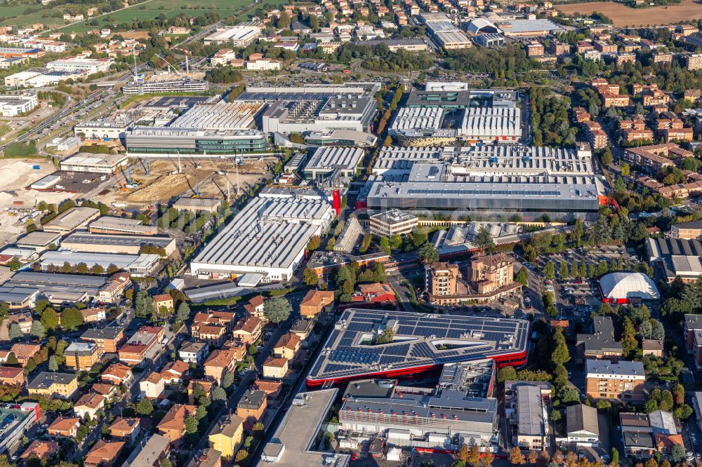 Luftaufnahme Maranello - Fahrzeugbau- Werksgelände Ferrari S.P.A. Werk Maranello in Maranello in Emilia-Romagna, Italien