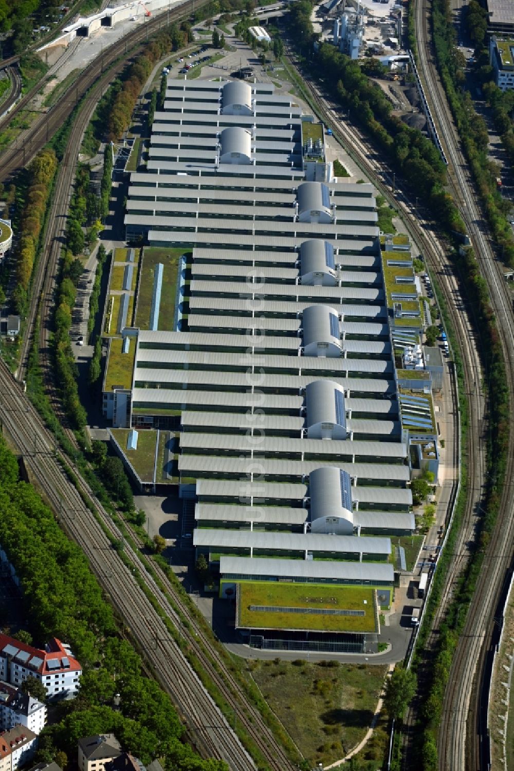 Stuttgart von oben - Fahrzeugbau- Werksgelände Mercedes-Benz Motorenwerk im Ortsteil Cannstatt in Stuttgart im Bundesland Baden-Württemberg, Deutschland